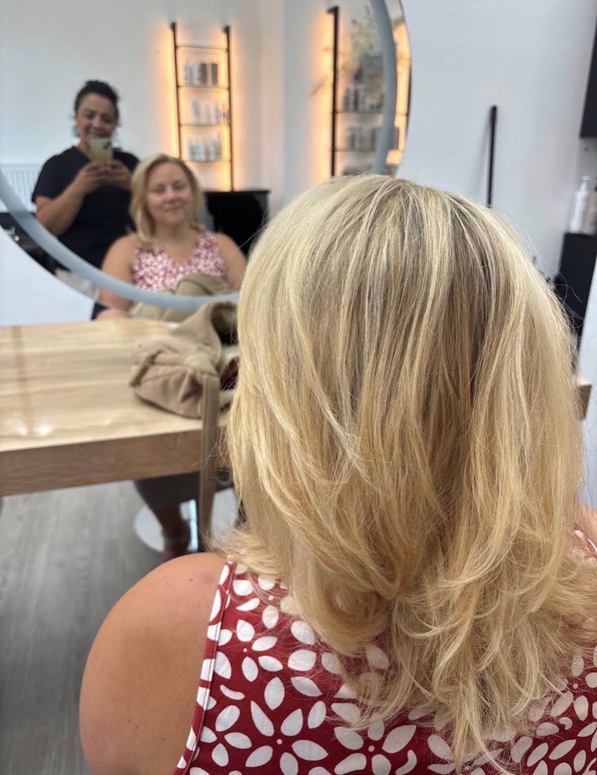 Blonde, gestufte Haare mit Volumen nach dem Föhnen